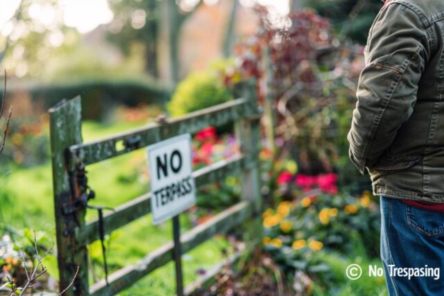 O que fazer se o meu vizinho entrar no meu jardim sem permissão? Soluções legais e práticas